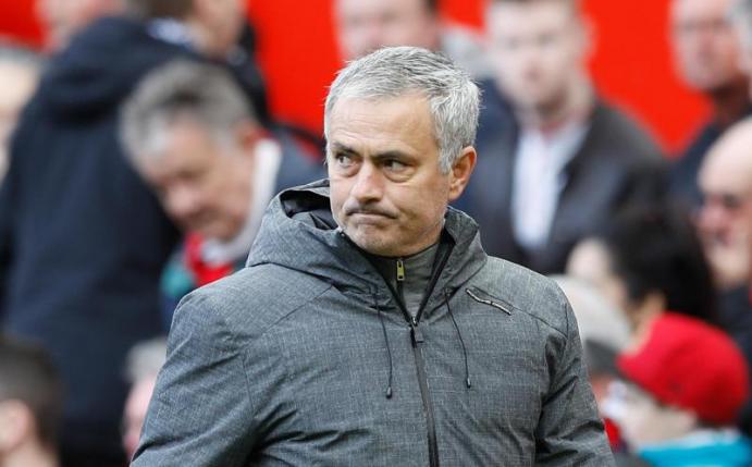 Manchester Uniteds Trainer Jose Mourinho ist von der Leistung seiner Mannschaft gar nicht angetan. Foto: Martin Rickett