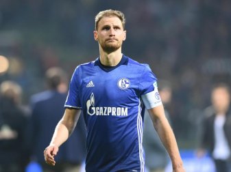 Schalke muss möglicherweise auf den Einsatz von Benedikt Höwedes beim SV Darmstadt 98 verzichten. Foto: Carmen Jaspersen Schalke muss möglicherweise auf den Einsatz von Benedikt Höwedes beim SV Darmstadt 98 verzichten. Foto: Carmen Jaspersen