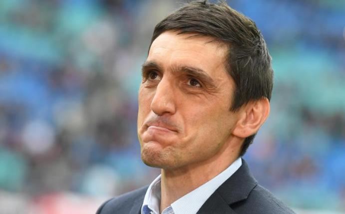 Leverkusens Trainer Tayfun Korkut glaubt, dass sein Team die Saison noch nicht abgeschrieben hat. Foto: Hendrik Schmidt