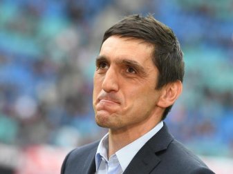 Leverkusens Trainer Tayfun Korkut glaubt, dass sein Team die Saison noch nicht abgeschrieben hat. Foto: Hendrik Schmidt Leverkusens Trainer Tayfun Korkut glaubt, dass sein Team die Saison noch nicht abgeschrieben hat. Foto: Hendrik Schmidt