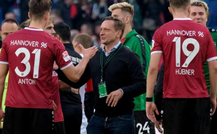 Hannovers Sportdirektor Horst Heldt (M) wünscht sich, dass das Duell mit Braunschweig ausschließlich auf dem Platz stattfindet. Foto: Peter Steffen