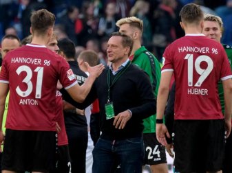 Hannovers Sportdirektor Horst Heldt (M) wünscht sich, dass das Duell mit Braunschweig ausschließlich auf dem Platz stattfindet. Foto: Peter Steffen Hannovers Sportdirektor Horst Heldt (M) wünscht sich, dass das Duell mit Braunschweig ausschließlich auf dem Platz stattfindet. Foto: Peter Steffen
