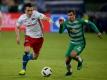 Im Nordderby zwischen dem Hamburger SV und Werder Bremen liegt Brisanz. Foto: Daniel Reinhardt