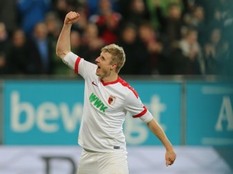 Martin Hinteregger bringt den FCA in Führung Martin Hinteregger bringt den FCA in Führung