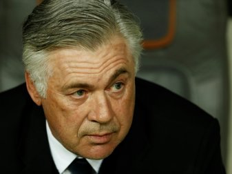 Trainer Carlo Ancelotti stellt die Mannschaft um