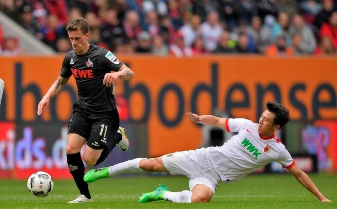 Ja-Cheol Koo (r.) verletzte sich bei seinem Foulspiel