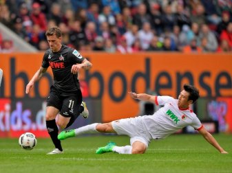 Ja-Cheol Koo (r.) verletzte sich bei seinem Foulspiel Ja-Cheol Koo (r.) verletzte sich bei seinem Foulspiel