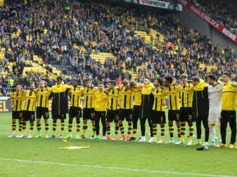 Die Spieler von Dortmund stehen vor der Fankurve. Foto: Ina Fassbender Die Spieler von Dortmund stehen vor der Fankurve. Foto: Ina Fassbender