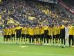 Die Spieler von Dortmund stehen vor der Fankurve. Foto: Ina Fassbender