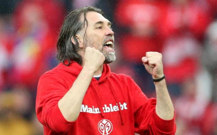 Der Mainzer Trainer Martin Schmidt jubelt nach dem 1:0-Sieg über Hertha. Foto: Thomas Frey