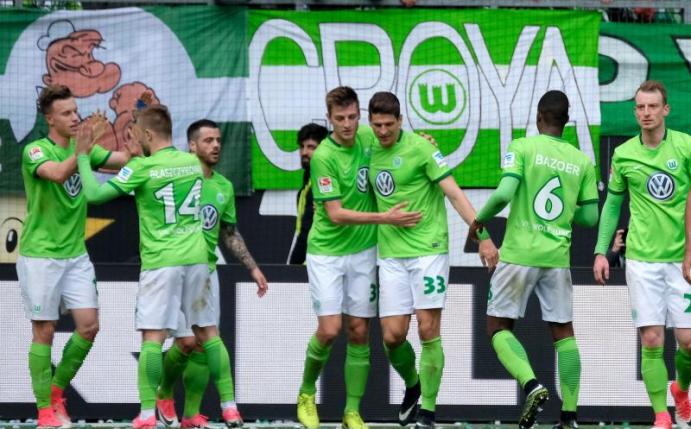 Die Wolfsburger bejubeln den Treffer von Mario Gomez (5.v.l) zum 3:0 gegen den FC Ingolstadt. Foto: Peter Steffen