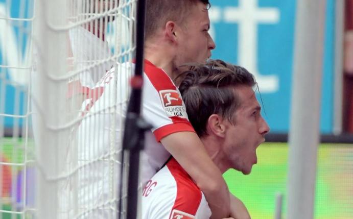 Augsburger besiegte in einem hochemotionalen Spiel den 1. FC Köln: Alfred Finnbogason (l) und Paul Verhaegh jubeln. Foto: Stefan Puchner