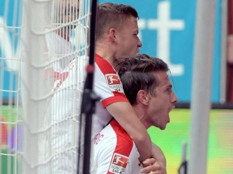Augsburger besiegte in einem hochemotionalen Spiel den 1. FC Köln: Alfred Finnbogason (l) und Paul Verhaegh jubeln. Foto: Stefan Puchner Augsburger besiegte in einem hochemotionalen Spiel den 1. FC Köln: Alfred Finnbogason (l) und Paul Verhaegh jubeln. Foto: Stefan Puchner