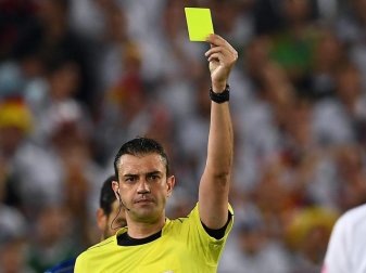 Schiedsrichter Viktor Kassai leitet das Spiel der Bayern in Madrid. Foto: Vassil Donev