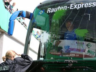 Werder-Fans attackieren HSV Mannschaftsbus Werder-Fans attackieren HSV Mannschaftsbus