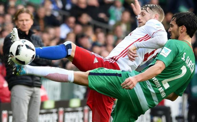 Bremens Santiago Garcia (r) kämpft gegen den Hamburger Aaron Hunt um den Ball. Foto: Carmen Jaspersen
