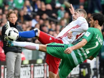 Bremens Santiago Garcia (r) kämpft gegen den Hamburger Aaron Hunt um den Ball. Foto: Carmen Jaspersen Bremens Santiago Garcia (r) kämpft gegen den Hamburger Aaron Hunt um den Ball. Foto: Carmen Jaspersen