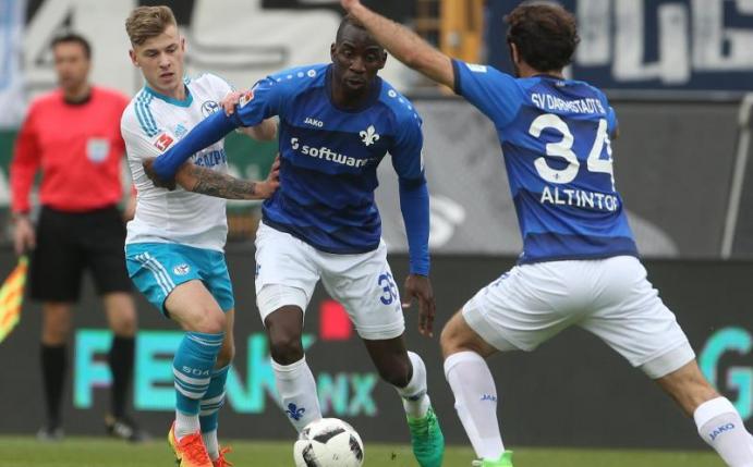 Darmstadt wehrte sich erfolgreich gegen den vorzeitigen Abstieg und besiegte Schalke mit 2:1. Foto: Thomas Frey
