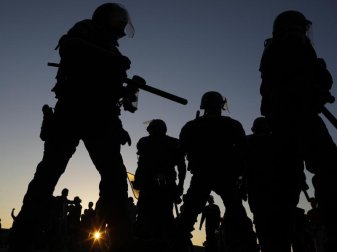 Erneut wurde ein Spiel von Olympique Lyon von Ausschreitungen überschattet. Foto: Laurent Cipriani Erneut wurde ein Spiel von Olympique Lyon von Ausschreitungen überschattet. Foto: Laurent Cipriani