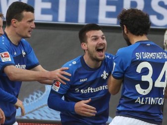 Darmstadts Jerome Gondorf (M) feiert seinen Treffer zum 2:1 gegen Schalke. Foto: Thomas Frey Darmstadts Jerome Gondorf (M) feiert seinen Treffer zum 2:1 gegen Schalke. Foto: Thomas Frey