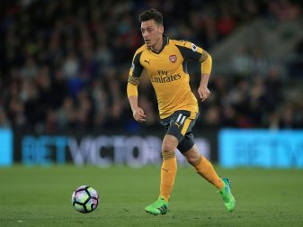 Mezut Özil traf zum entscheidenden 2:1 für Arsenal Mezut Özil traf zum entscheidenden 2:1 für Arsenal