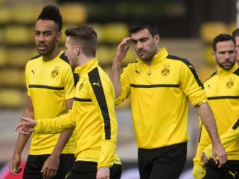 Dortmunds Pierre-Emerick Aubameyang, Marco Reus, Sokratis und Gonzalo Castro (l-r) bereiten sich im Stade Louis II in Monaco auf das Rückspiel gegen den AS Monaco vor. Foto: Bernd Thissen Dortmunds Pierre-Emerick Aubameyang, Marco Reus, Sokratis und Gonzalo Castro (l-r) bereiten sich im Stade Louis II in Monaco auf das Rückspiel gegen den AS Monaco vor. Foto: Bernd Thissen