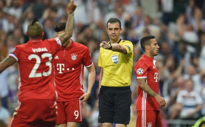 Schiedsrichter Viktor Kassai schickte Arturo Vidal (l) vom Platz. Foto: Andreas Gebert