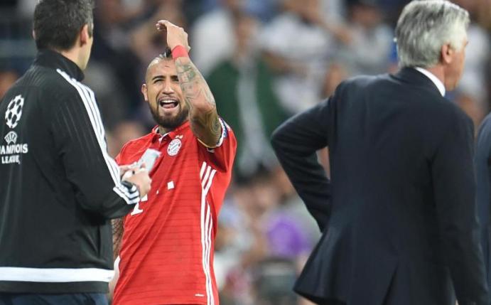 Arturo Vidal regte sich über seinen Platzverweis auf. Foto: Andreas Gebert
