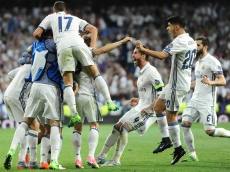 Die Spieler von Real Madrid bejubeln den Sieg gegen Bayern München. Foto: Andreas Gebert Die Spieler von Real Madrid bejubeln den Sieg gegen Bayern München. Foto: Andreas Gebert