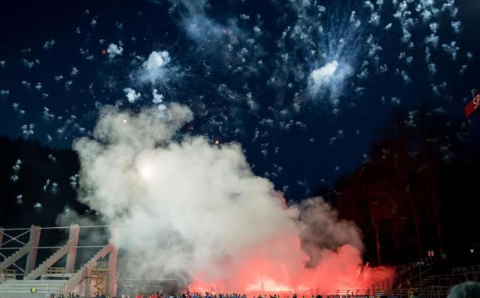 Karlsruher Fans zünden beim Einlauf der Mannschaften in Aue Pyrotechnik und Silvesterraketen. Foto: Thomas Eisenhuth/Archiv
