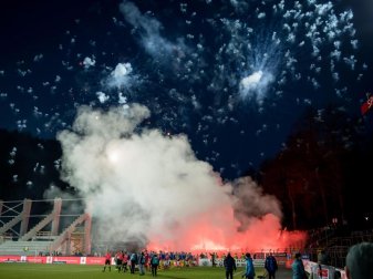 Karlsruher Fans zünden beim Einlauf der Mannschaften in Aue Pyrotechnik und Silvesterraketen. Foto: Thomas Eisenhuth/Archiv Karlsruher Fans zünden beim Einlauf der Mannschaften in Aue Pyrotechnik und Silvesterraketen. Foto: Thomas Eisenhuth/Archiv