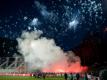 Karlsruher Fans zünden beim Einlauf der Mannschaften in Aue Pyrotechnik und Silvesterraketen. Foto: Thomas Eisenhuth/Archiv