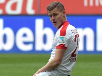 Alfred Finnbogason muss nach seiner Roten Karte gegen Köln ein Spiel pausieren. Foto: Stefan Puchner Alfred Finnbogason muss nach seiner Roten Karte gegen Köln ein Spiel pausieren. Foto: Stefan Puchner