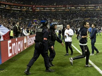 Lyon und Besiktas wurden auf Bewährung gesperrt Lyon und Besiktas wurden auf Bewährung gesperrt