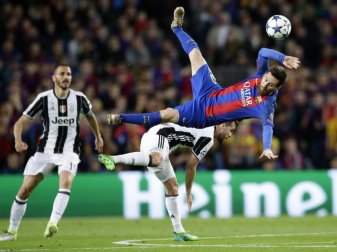 Zu Fall gebracht: Barcelonas Superstar Lionel Messi (r) im Zweikampf mit Juves Miralem Pjanic. Foto: Manu Fernandez Zu Fall gebracht: Barcelonas Superstar Lionel Messi (r) im Zweikampf mit Juves Miralem Pjanic. Foto: Manu Fernandez