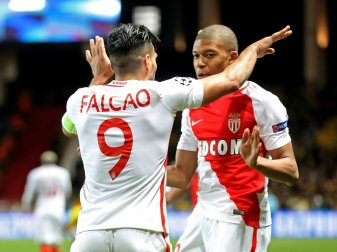 Falcao und Mbappe bejubeln den Treffer zum 2:0
Falcao und Mbappe bejubeln den Treffer zum 2:0