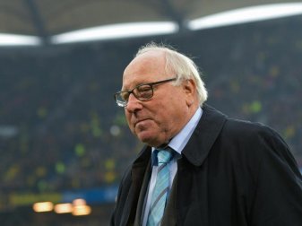 Uwe Seeler wurde ein Herzschrittmacher eingesetzt. Zum Spiel gegen Mainz will er wieder im Stadion sein. Foto: Axel Heimken
