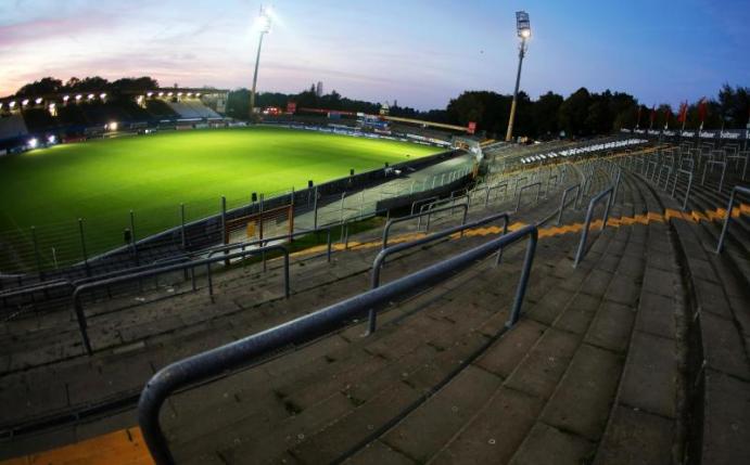 Die Darmstädter sollen die Gegentribüne (r) ihres alten Böllenfalltor-Stadions überdachen, oder in ein andere Arena ausweichen. Foto: Frederik von Erichsen