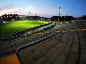 Die Darmstädter sollen die Gegentribüne (r) ihres alten Böllenfalltor-Stadions überdachen, oder in ein andere Arena ausweichen. Foto: Frederik von Erichsen Die Darmstädter sollen die Gegentribüne (r) ihres alten Böllenfalltor-Stadions überdachen, oder in ein andere Arena ausweichen. Foto: Frederik von Erichsen