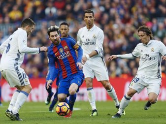 Beim Clásico werden auch wieder die beiden wohl besten Fußballer des Planeten aufeinandertreffen: Lionel Messi (2.v.l) und Cristiano Ronaldo. Foto: Alejandro Garcia Beim Clásico werden auch wieder die beiden wohl besten Fußballer des Planeten aufeinandertreffen: Lionel Messi (2.v.l) und Cristiano Ronaldo. Foto: Alejandro Garcia