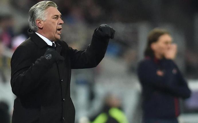 Bayern-Coach Carlo Ancelotti (l, daneben Mainz' Trainer Martin Schmidt) will gegen den abstiegsbedrohten Gegner das beste Team aufbieten. Foto: Torsten Silz