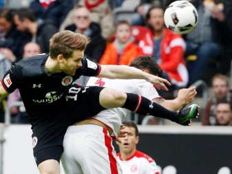 Der Düsseldorfer Julian Schauerte (r) und Christopher Buchtmann vom FC St. Pauli kämpfen um den Ball. Foto: Roland Weihrauch Der Düsseldorfer Julian Schauerte (r) und Christopher Buchtmann vom FC St. Pauli kämpfen um den Ball. Foto: Roland Weihrauch