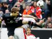 Der Düsseldorfer Julian Schauerte (r) und Christopher Buchtmann vom FC St. Pauli kämpfen um den Ball. Foto: Roland Weihrauch