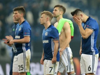 Schalkes Klaas-Jan Huntelaar (l-r), Max Meyer, Torwart Ralf Fährmann und Sead Kolasinac unmittelbar nach dem Aus im Viertelfinale der Europa League gegen Ajax Amsterdam. Foto: Ina Fassbender Schalkes Klaas-Jan Huntelaar (l-r), Max Meyer, Torwart Ralf Fährmann und Sead Kolasinac unmittelbar nach dem Aus im Viertelfinale der Europa League gegen Ajax Amsterdam. Foto: Ina Fassbender
