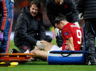 Zlatan Ibrahimovic wird während des Europa-League-Spiels gegen Anderlecht behandelt. Foto: Martin Rickett Zlatan Ibrahimovic wird während des Europa-League-Spiels gegen Anderlecht behandelt. Foto: Martin Rickett