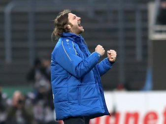 Lilien-Trainer Frings bejubelt den Sieg beim HSV