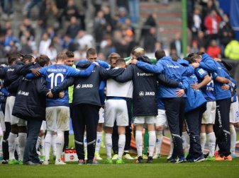 «Bis zum Schluss alles geben»: Die Darmstädter bilden nach dem Sieg gegen den HSV einen Kreis. Foto: Daniel Reinhardt «Bis zum Schluss alles geben»: Die Darmstädter bilden nach dem Sieg gegen den HSV einen Kreis. Foto: Daniel Reinhardt