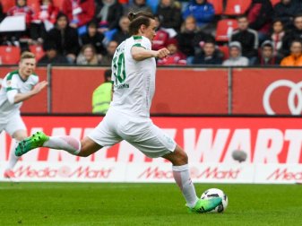 Max Kruse erzielt per Elfmeter das erste seiner vier Tore gegen Ingolstadt. Foto: Armin Weigel