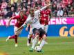 Der Mainzer Daniel Brosinski trifft per Elfmeter gegen Bayern-Torwart Sven Ulreich - der 16. Strafstoß, den die Rheinhessen nacheinander verwandelten. Foto: Sven Hoppe