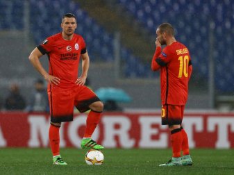 Lukas Podolski (l.) verliert Derby gegen Fenerbahce